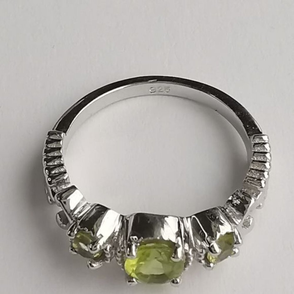 Apple Green Peridot 3 gemstone ring sterling silver size 7 🆕 - Picture 4 of 8